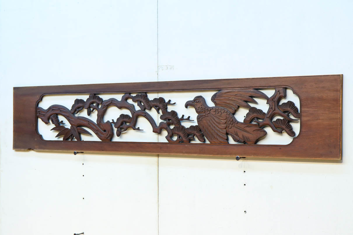 松の周りで貫録ある鷹が舞う彫刻欄間素材　EZ2592ab　在庫(a:0 b:1)枚