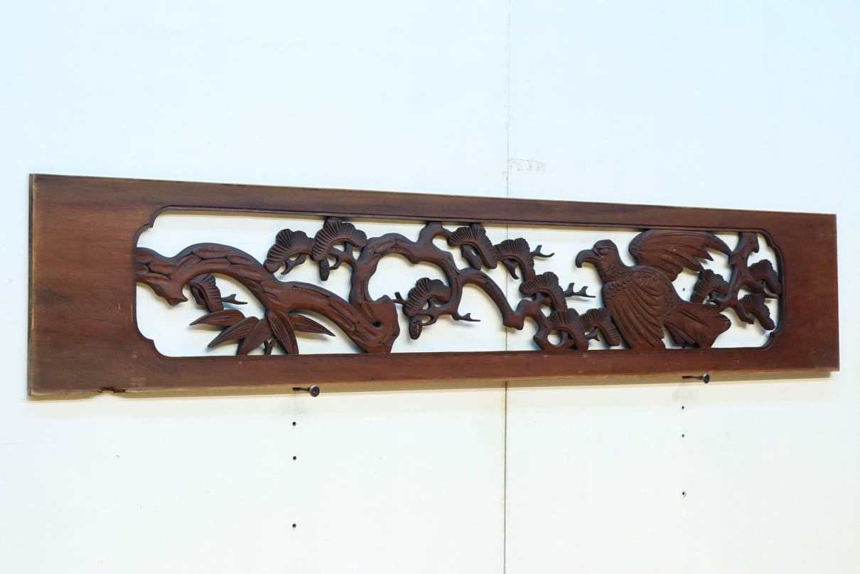 松の周りで貫録ある鷹が舞う彫刻欄間素材　EZ2592ab　在庫(a:0 b:1)枚