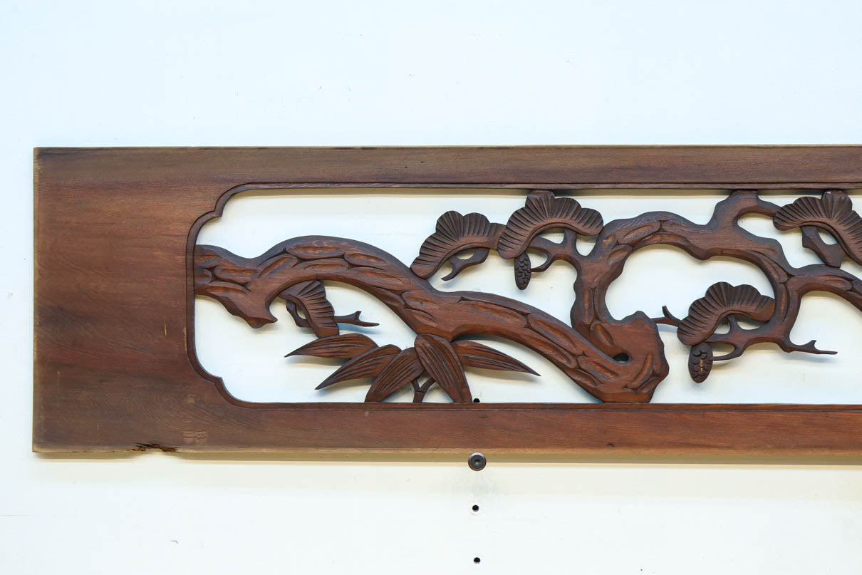 松の周りで貫録ある鷹が舞う彫刻欄間素材　EZ2592ab　在庫(a:0 b:1)枚