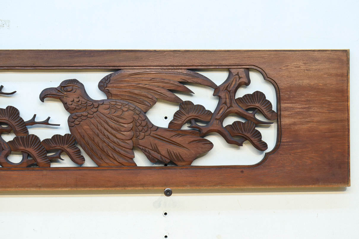 松の周りで貫録ある鷹が舞う彫刻欄間素材　EZ2592ab　在庫(a:0 b:1)枚