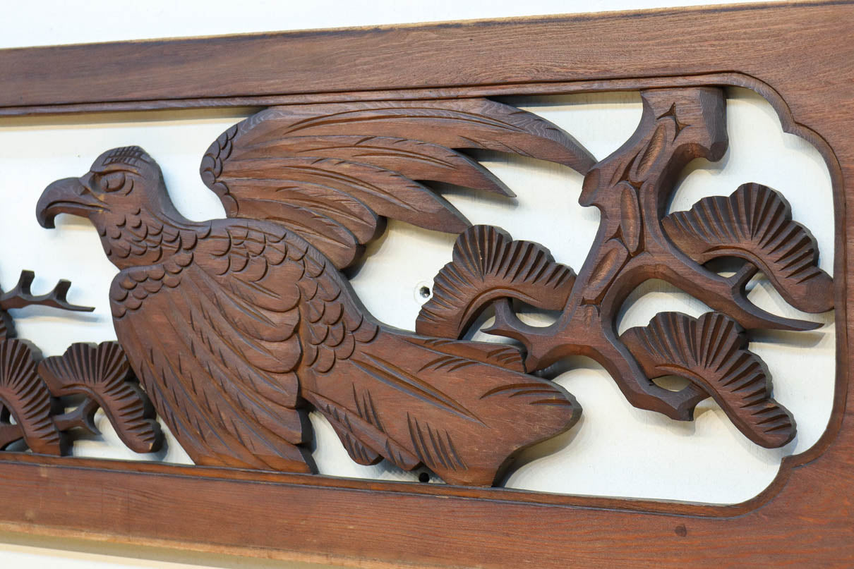 松の周りで貫録ある鷹が舞う彫刻欄間素材　EZ2592ab　在庫(a:0 b:1)枚