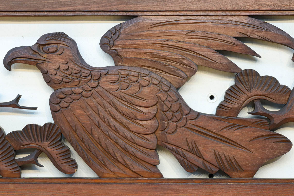 松の周りで貫録ある鷹が舞う彫刻欄間素材　EZ2592ab　在庫(a:0 b:1)枚