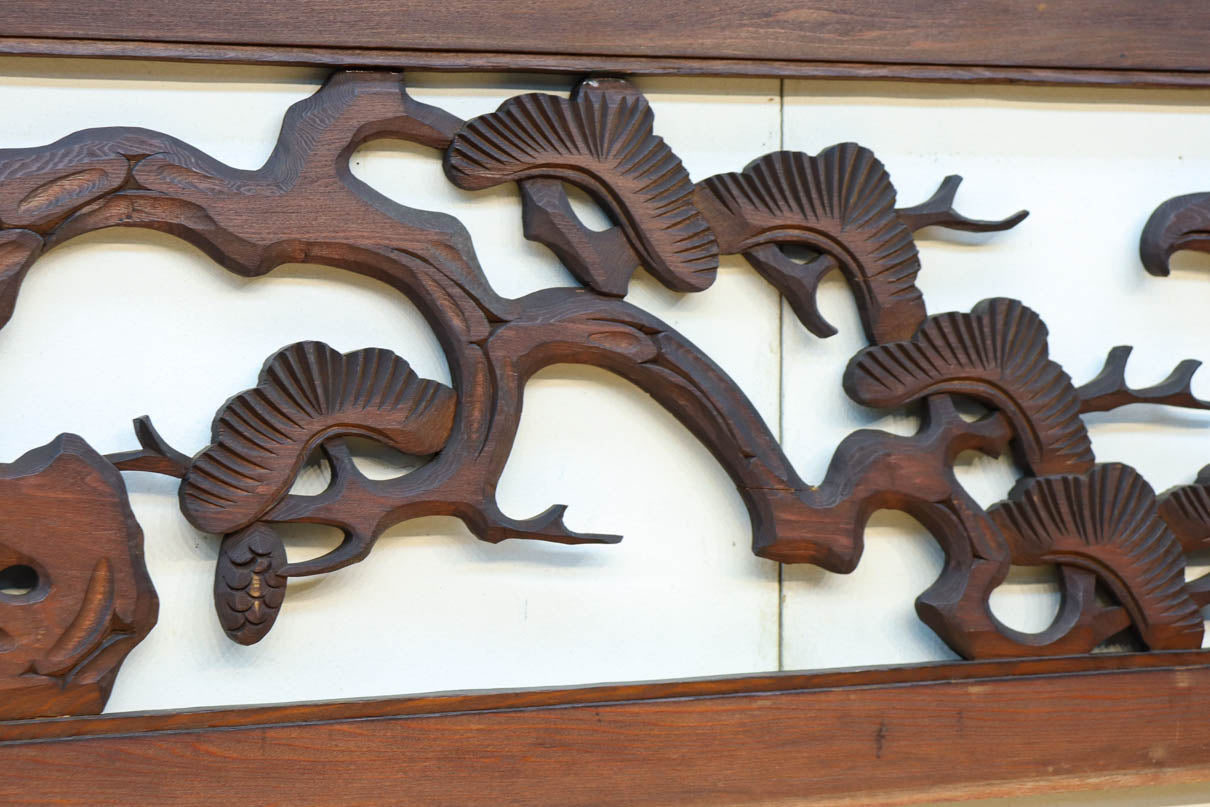 松の周りで貫録ある鷹が舞う彫刻欄間素材　EZ2592ab　在庫(a:0 b:1)枚