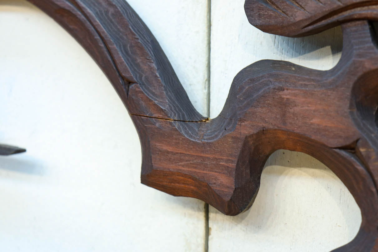 松の周りで貫録ある鷹が舞う彫刻欄間素材　EZ2592ab　在庫(a:0 b:1)枚