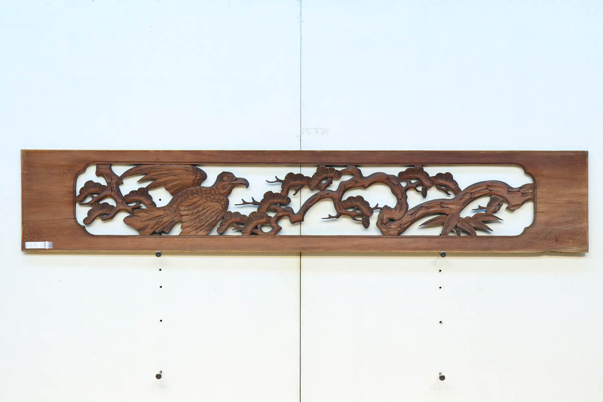 松の周りで貫録ある鷹が舞う彫刻欄間素材　EZ2592ab　在庫(a:0 b:1)枚