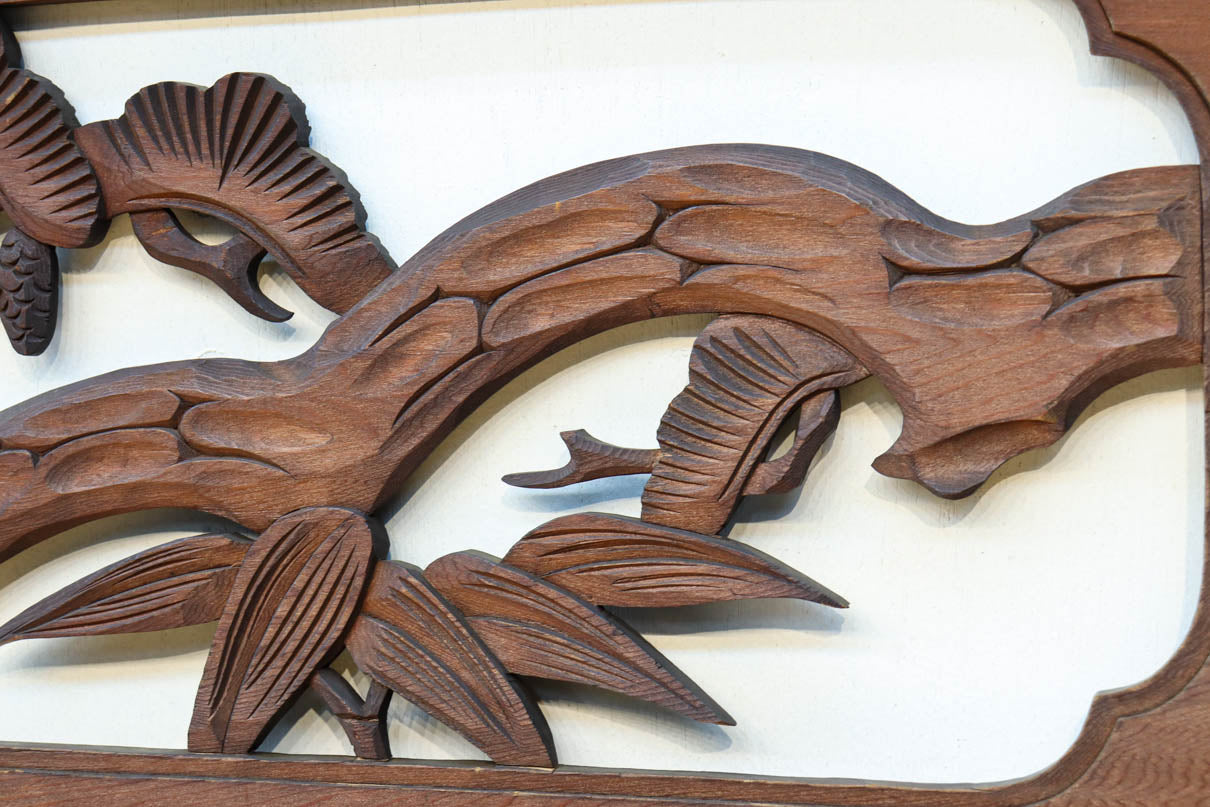 松の周りで貫録ある鷹が舞う彫刻欄間素材　EZ2592ab　在庫(a:0 b:1)枚