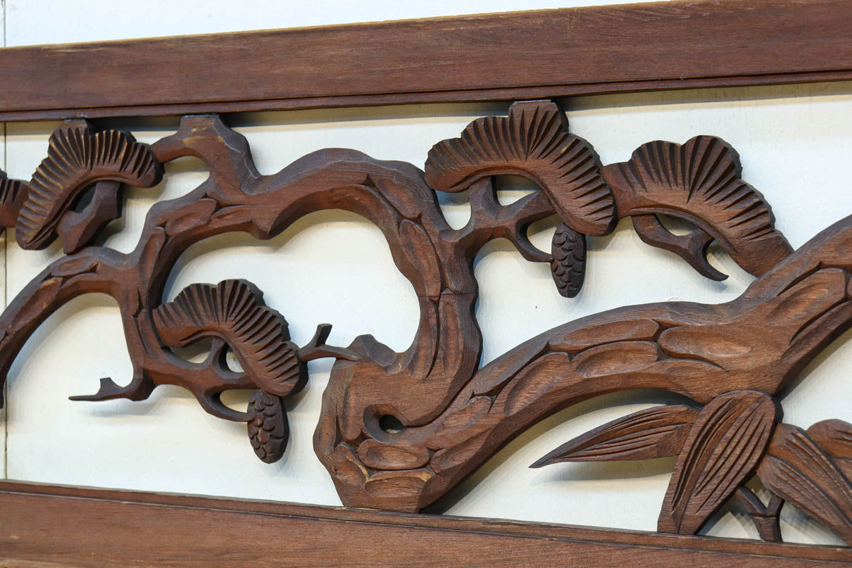 松の周りで貫録ある鷹が舞う彫刻欄間素材　EZ2592ab　在庫(a:0 b:1)枚