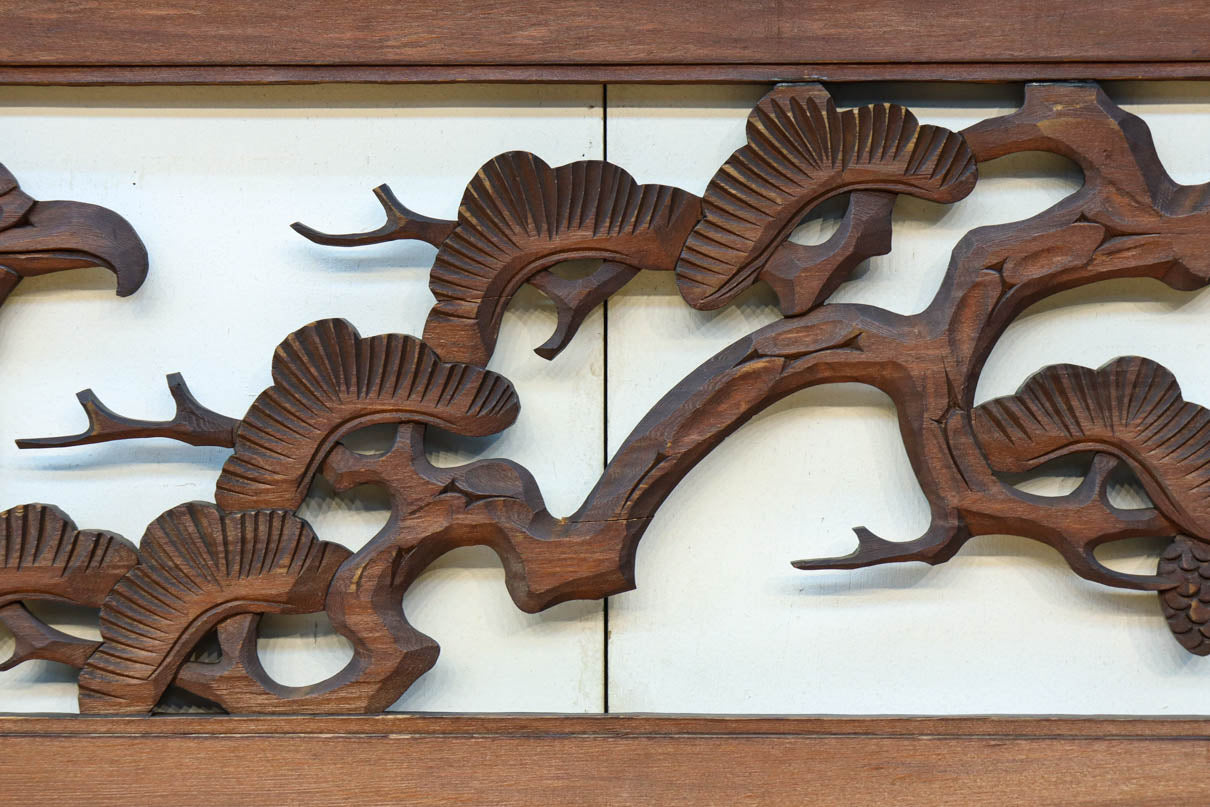 松の周りで貫録ある鷹が舞う彫刻欄間素材　EZ2592ab　在庫(a:0 b:1)枚