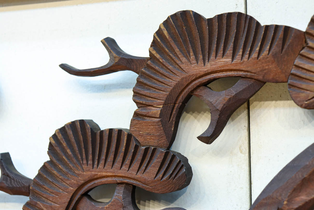 松の周りで貫録ある鷹が舞う彫刻欄間素材　EZ2592ab　在庫(a:0 b:1)枚