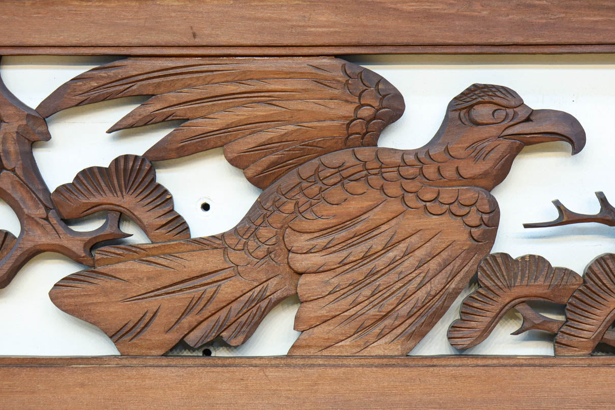 松の周りで貫録ある鷹が舞う彫刻欄間素材　EZ2592ab　在庫(a:0 b:1)枚