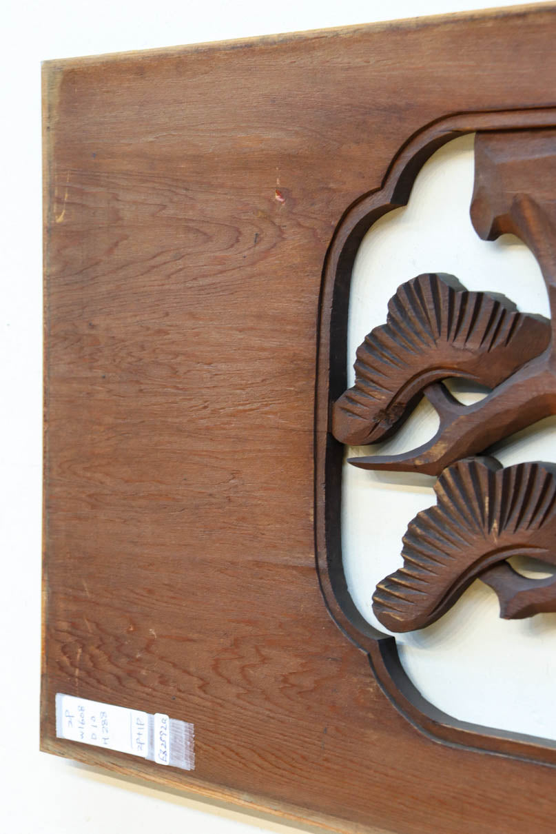 松の周りで貫録ある鷹が舞う彫刻欄間素材　EZ2592ab　在庫(a:0 b:1)枚