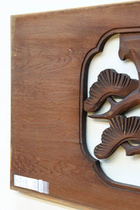 松の周りで貫録ある鷹が舞う彫刻欄間素材　EZ2592ab　在庫(a:0 b:1)枚