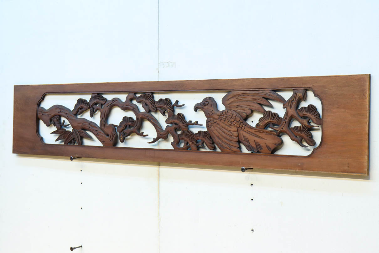 松の周りで貫録ある鷹が舞う彫刻欄間素材　EZ2592ab　在庫(a:0 b:1)枚