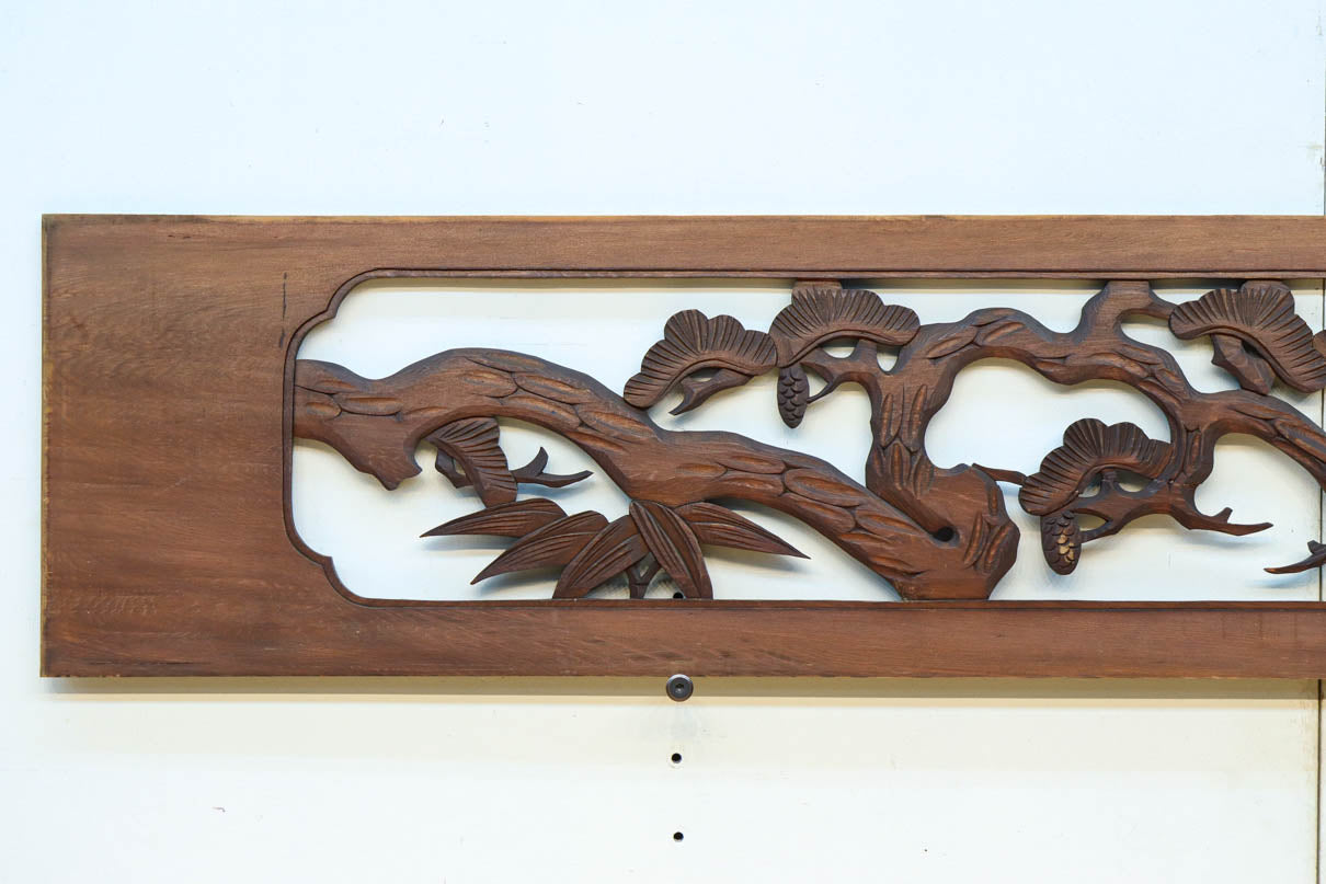 松の周りで貫録ある鷹が舞う彫刻欄間素材 EZ2592ab 在庫(a:0 b:1)枚