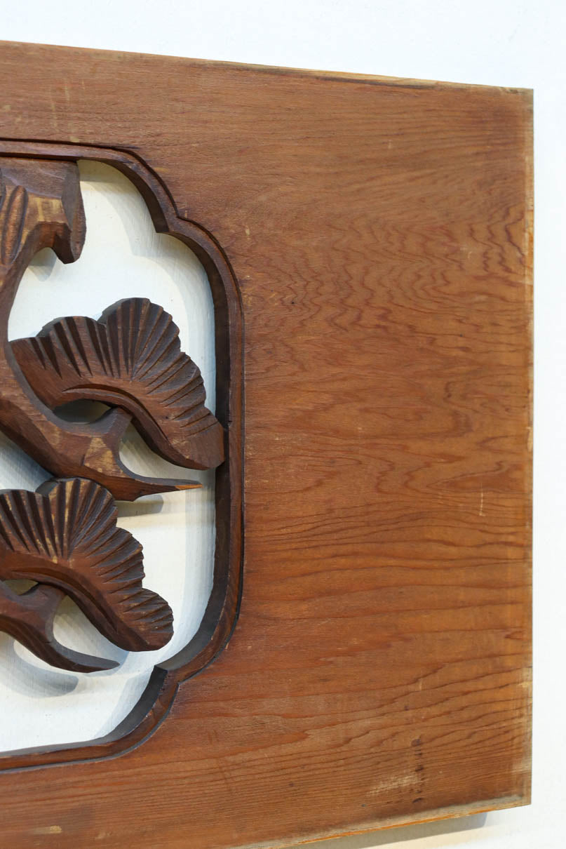 松の周りで貫録ある鷹が舞う彫刻欄間素材　EZ2592ab　在庫(a:0 b:1)枚