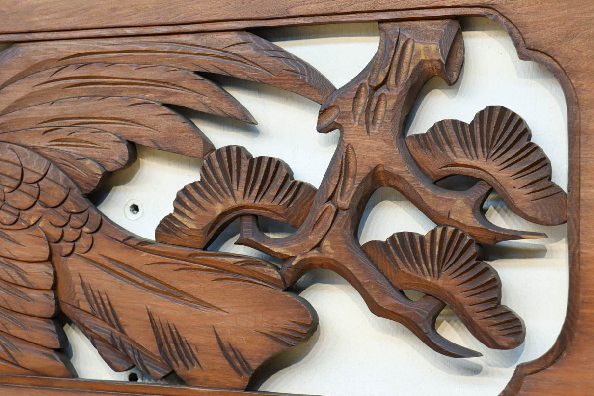 松の周りで貫録ある鷹が舞う彫刻欄間素材　EZ2592ab　在庫(a:0 b:1)枚