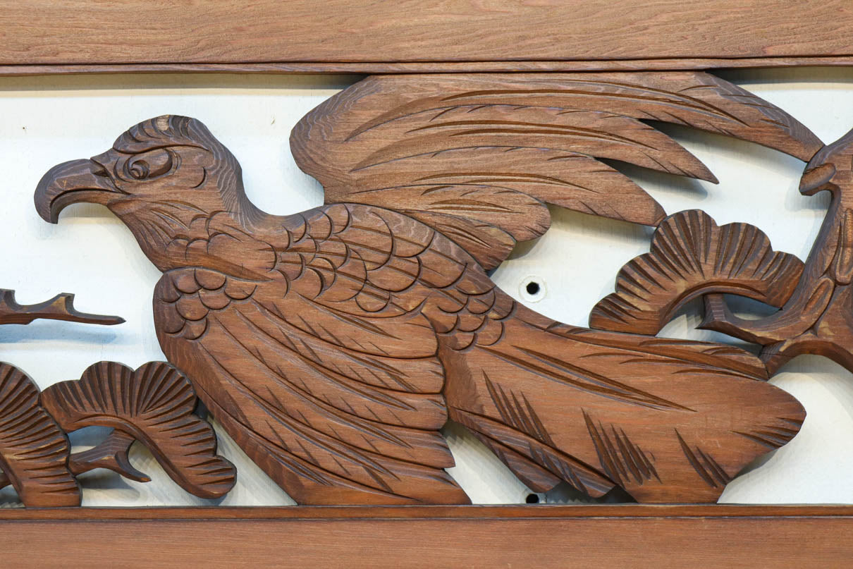 松の周りで貫録ある鷹が舞う彫刻欄間素材　EZ2592ab　在庫(a:0 b:1)枚