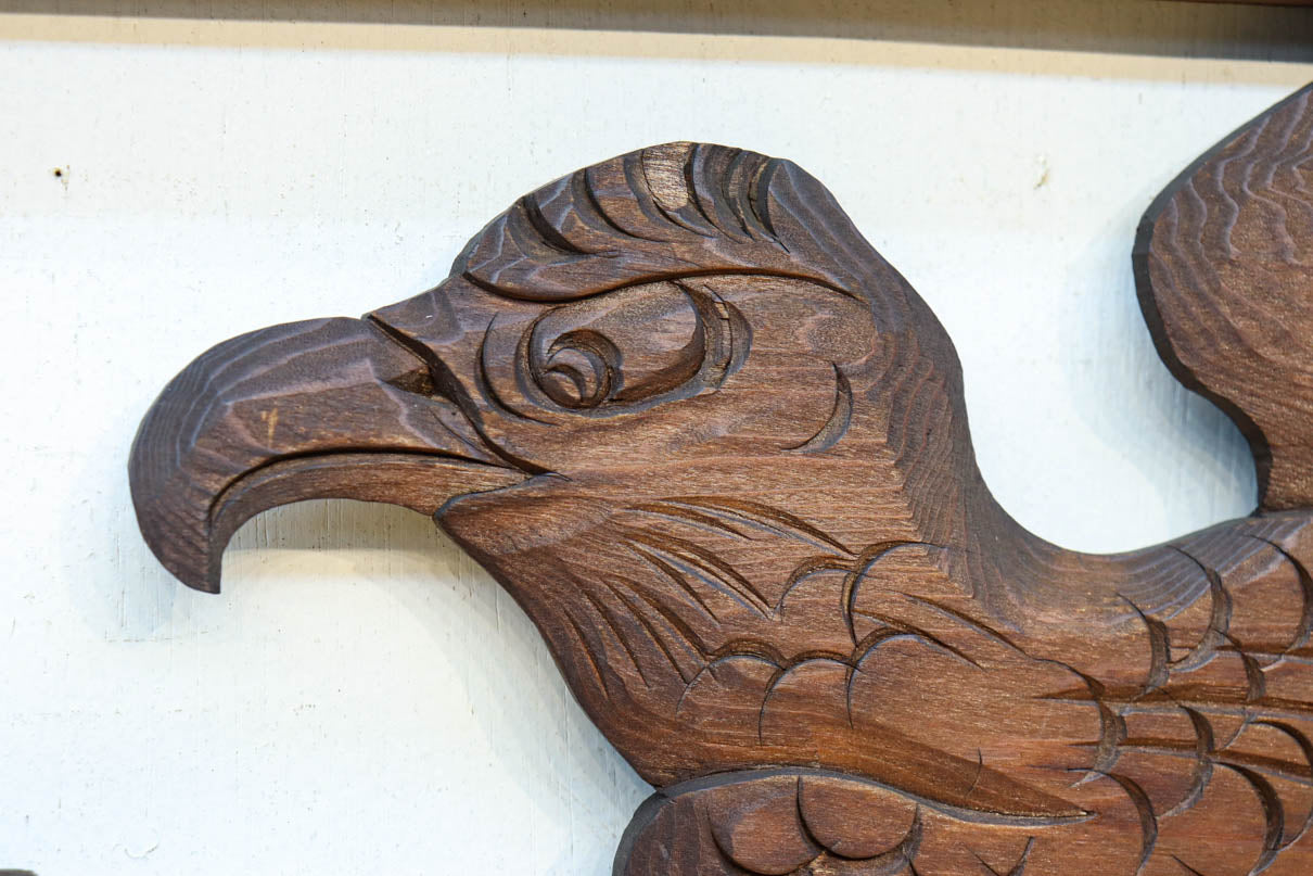 松の周りで貫録ある鷹が舞う彫刻欄間素材　EZ2592ab　在庫(a:0 b:1)枚