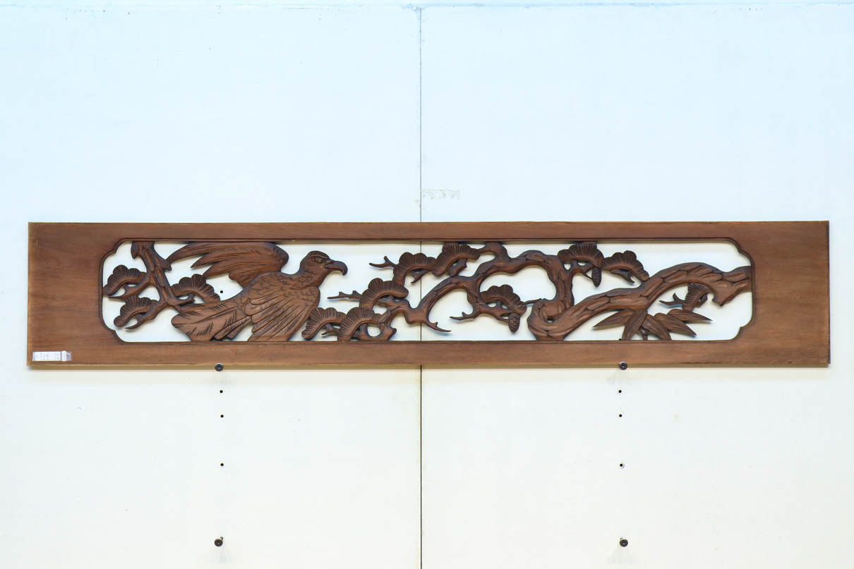 松の周りで貫録ある鷹が舞う彫刻欄間素材　EZ2592ab　在庫(a:0 b:1)枚