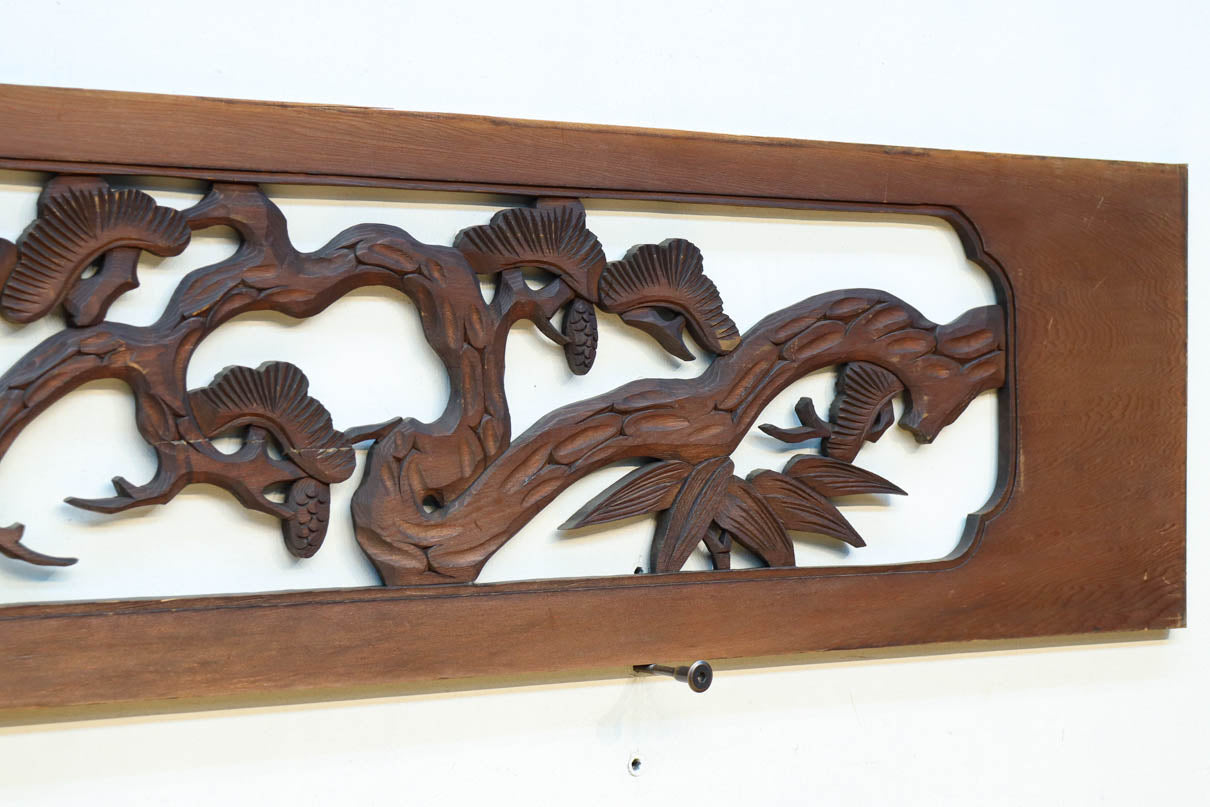 松の周りで貫録ある鷹が舞う彫刻欄間素材　EZ2592ab　在庫(a:0 b:1)枚