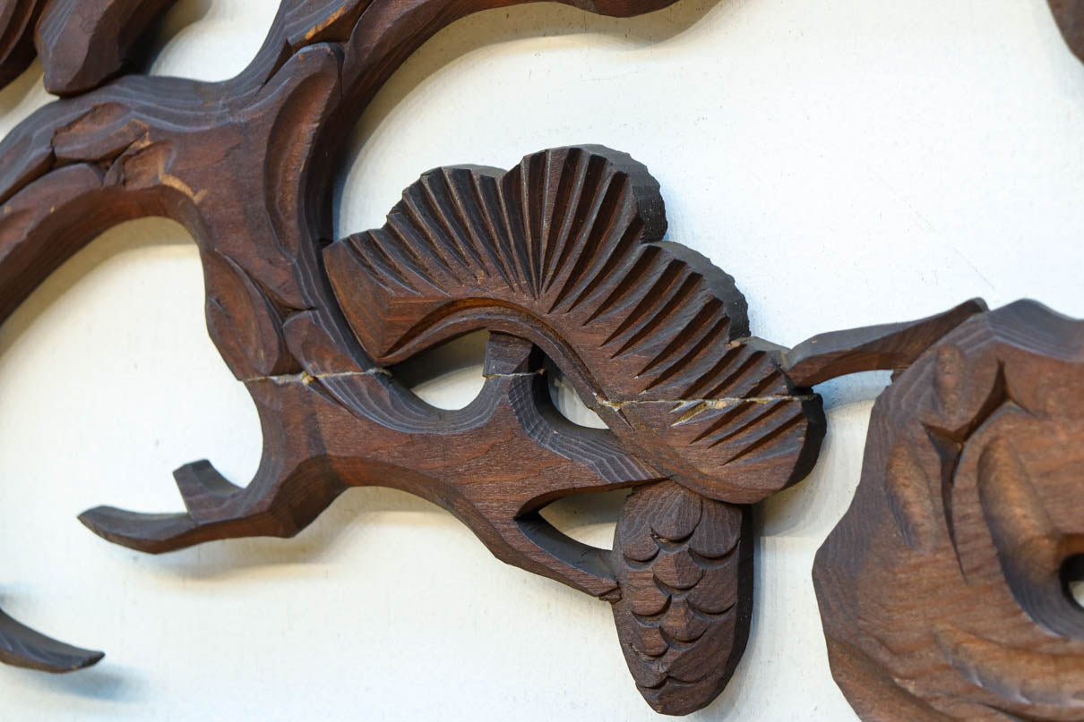 松の周りで貫録ある鷹が舞う彫刻欄間素材　EZ2592ab　在庫(a:0 b:1)枚