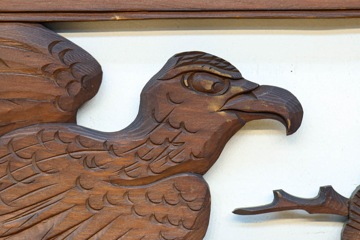 松の周りで貫録ある鷹が舞う彫刻欄間素材　EZ2592ab　在庫(a:0 b:1)枚