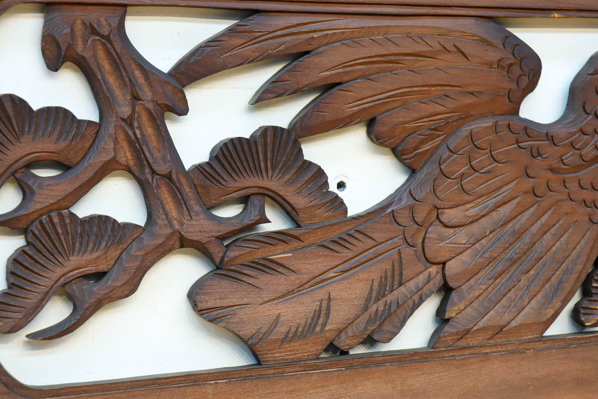 松の周りで貫録ある鷹が舞う彫刻欄間素材　EZ2592ab　在庫(a:0 b:1)枚