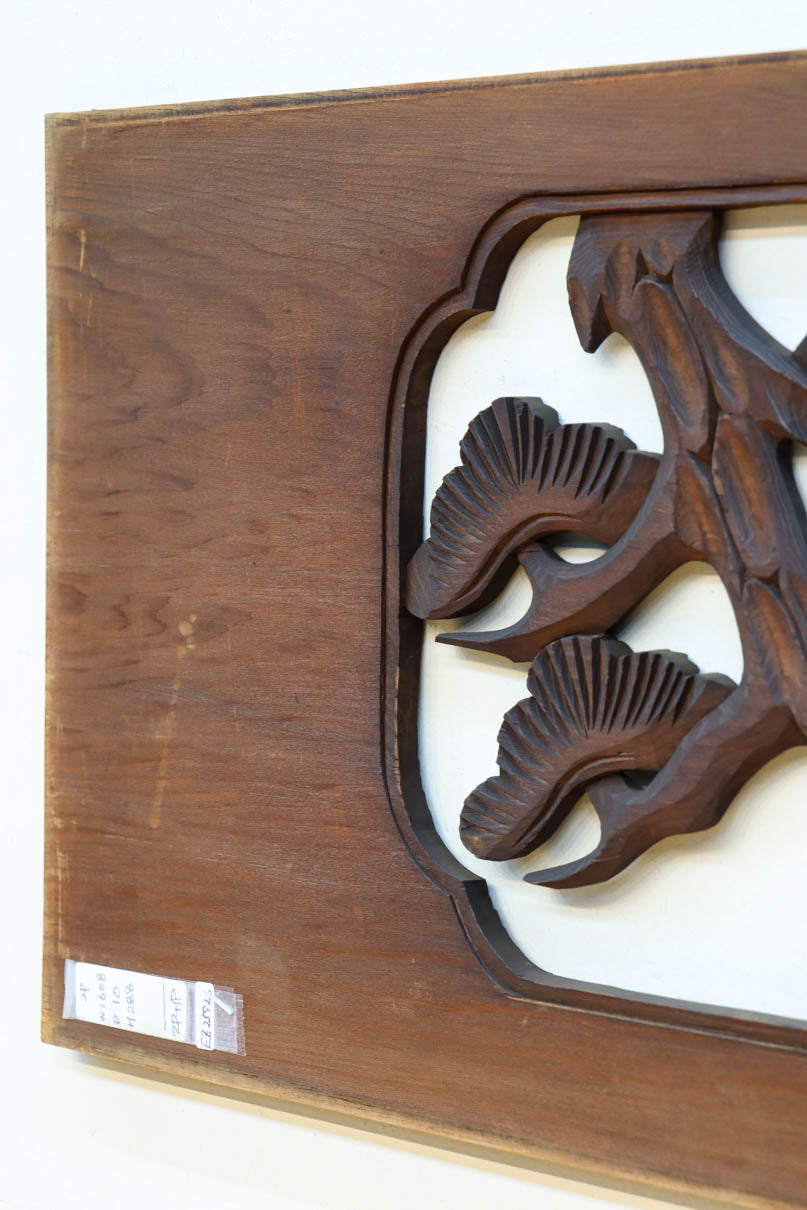 松の周りで貫録ある鷹が舞う彫刻欄間素材　EZ2592ab　在庫(a:0 b:1)枚