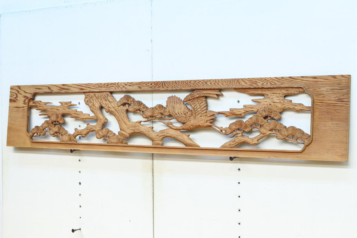 大松の周囲を優雅に飛翔する鶴を描いた彫刻欄間素材 EZ2594ab 在庫(a:1