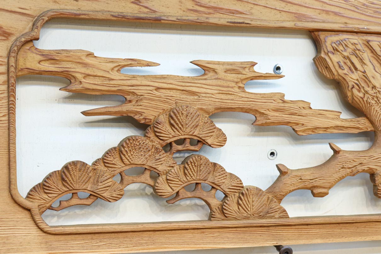 大松の周囲を優雅に飛翔する鶴を描いた彫刻欄間素材 EZ2594ab 在庫(a:1