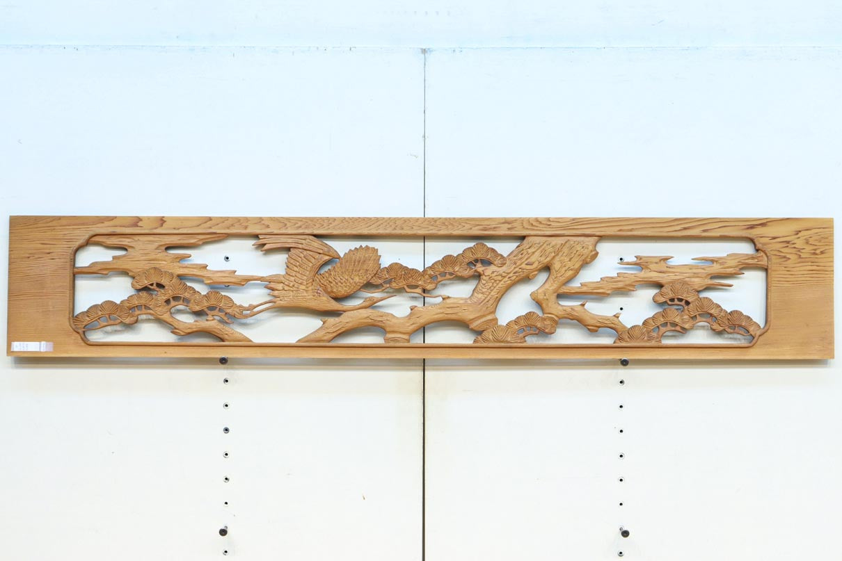 大松の周囲を優雅に飛翔する鶴を描いた彫刻欄間素材 EZ2594ab