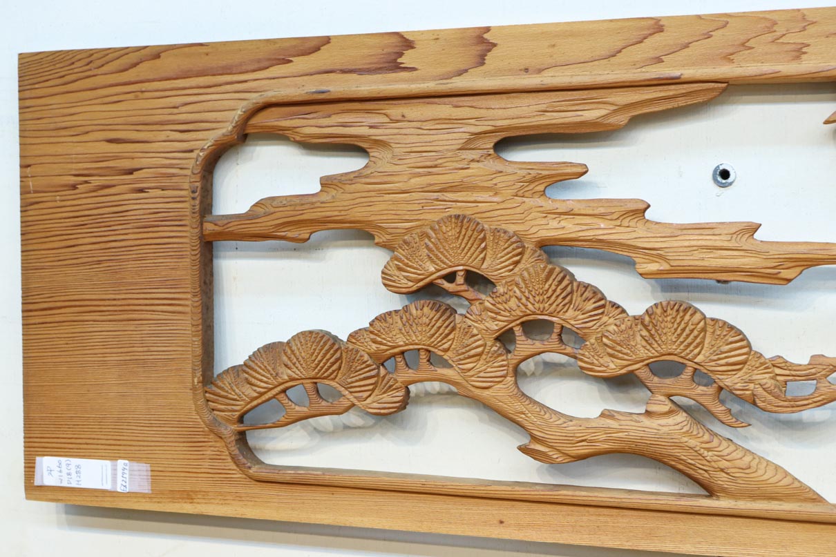 鶴と松　木彫 大松の周囲を優雅に飛翔する鶴を描いた彫刻欄間素材 EZ2594ab 在庫(a:1