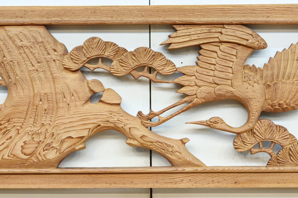 大松の周囲を優雅に飛翔する鶴を描いた彫刻欄間素材 EZ2594ab 在庫(a:1