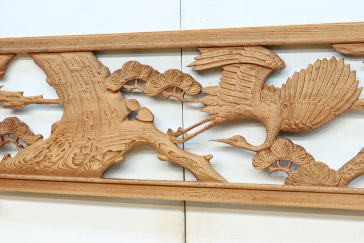 大松の周囲を優雅に飛翔する鶴を描いた彫刻欄間素材 EZ2594ab 在庫(a:1