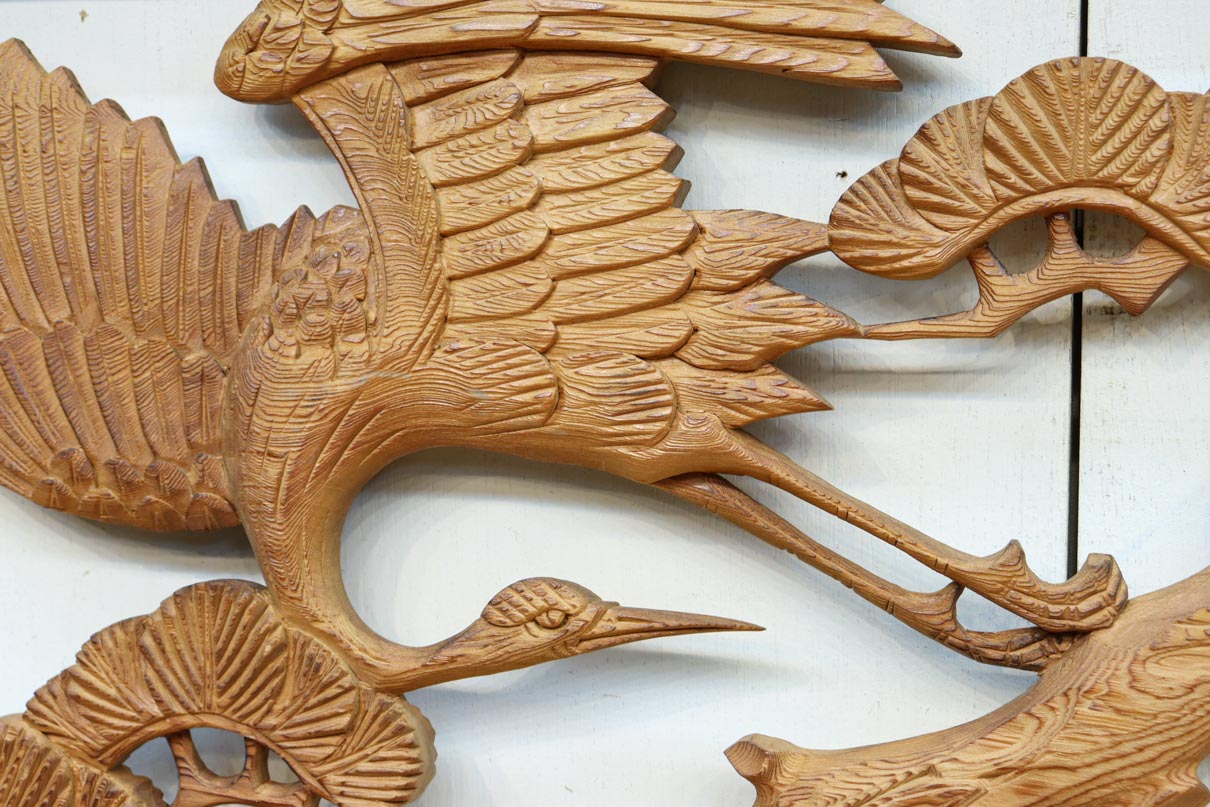 大松の周囲を優雅に飛翔する鶴を描いた彫刻欄間素材 EZ2594ab 在庫(a:1