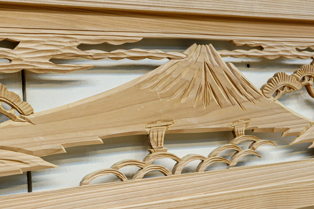 富士山と松が浮かび上がる彫刻欄間 EZ2603 在庫1枚 – 古福庵