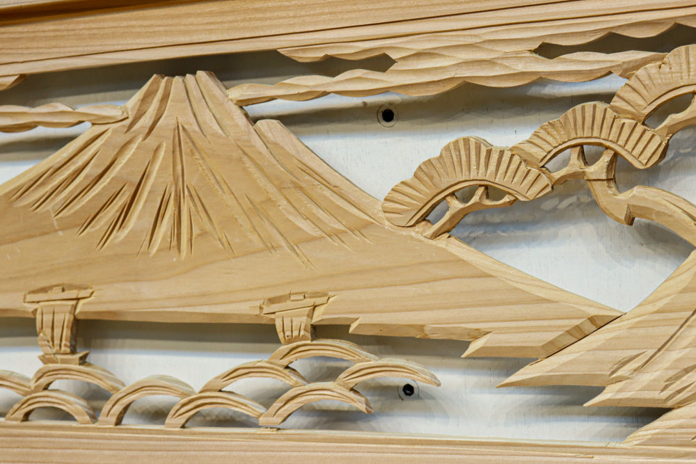 富士山と松が浮かび上がる彫刻欄間 EZ2603 在庫1枚 – 古福庵