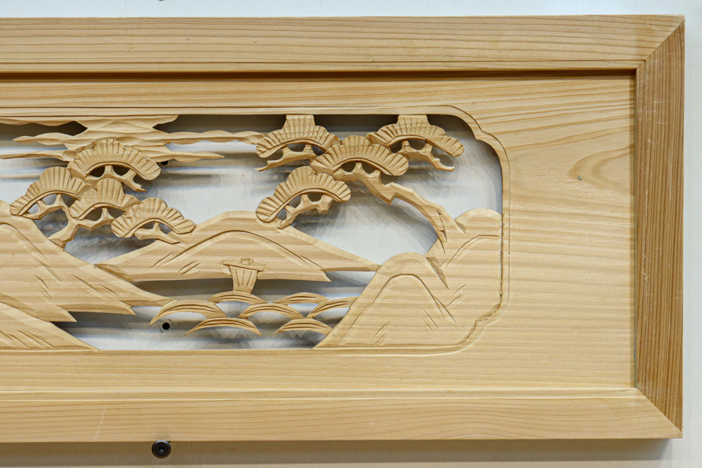 富士山と松が浮かび上がる彫刻欄間 EZ2603 在庫1枚 – 古福庵
