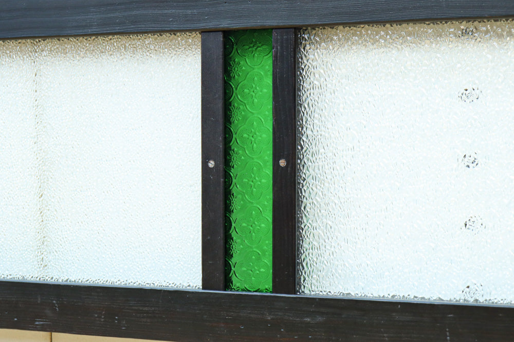 グリーンの花柄プレスガラスのレトロ感が可愛らしい中型ガラス欄間　EZ2607ab　在庫(a:1 b:0)枚