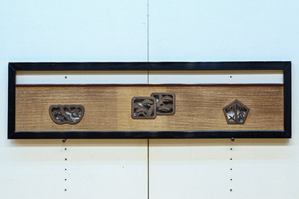 欄間彫刻　松竹梅 迫力ある松竹梅の絵柄を見事に描いた深彫彫刻欄間 EZ2343ab 在庫