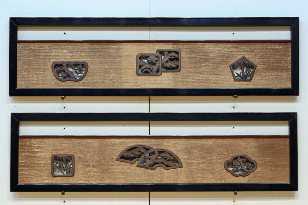 黒枠に縁起物の松竹梅の彫刻を添えた上品な欄間 EZ2662ab 在庫(a