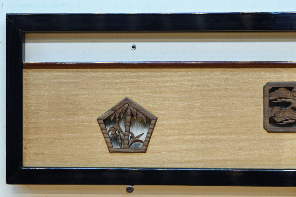 板敷山と松竹梅と鳳凰の欄間 黒枠に縁起物の松竹梅の彫刻を添えた上品な欄間 EZ2662ab 在庫(a