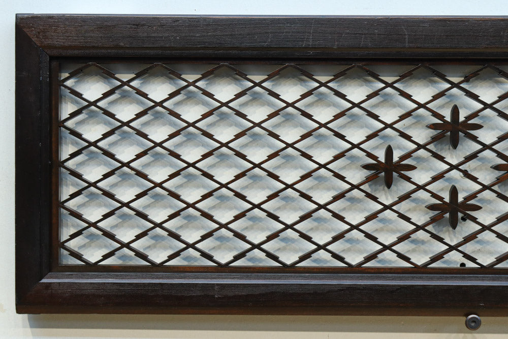 1746ミリ 松皮菱格子にトンボ装飾を添えた欄間　EZ2665　在庫1枚