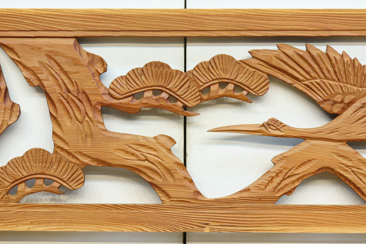 木製 衝立 鶴と松のモチーフ 鶴と松の絵柄を自然美が引き立てる欄間素材 EZ2404ab 在庫(a:1 b