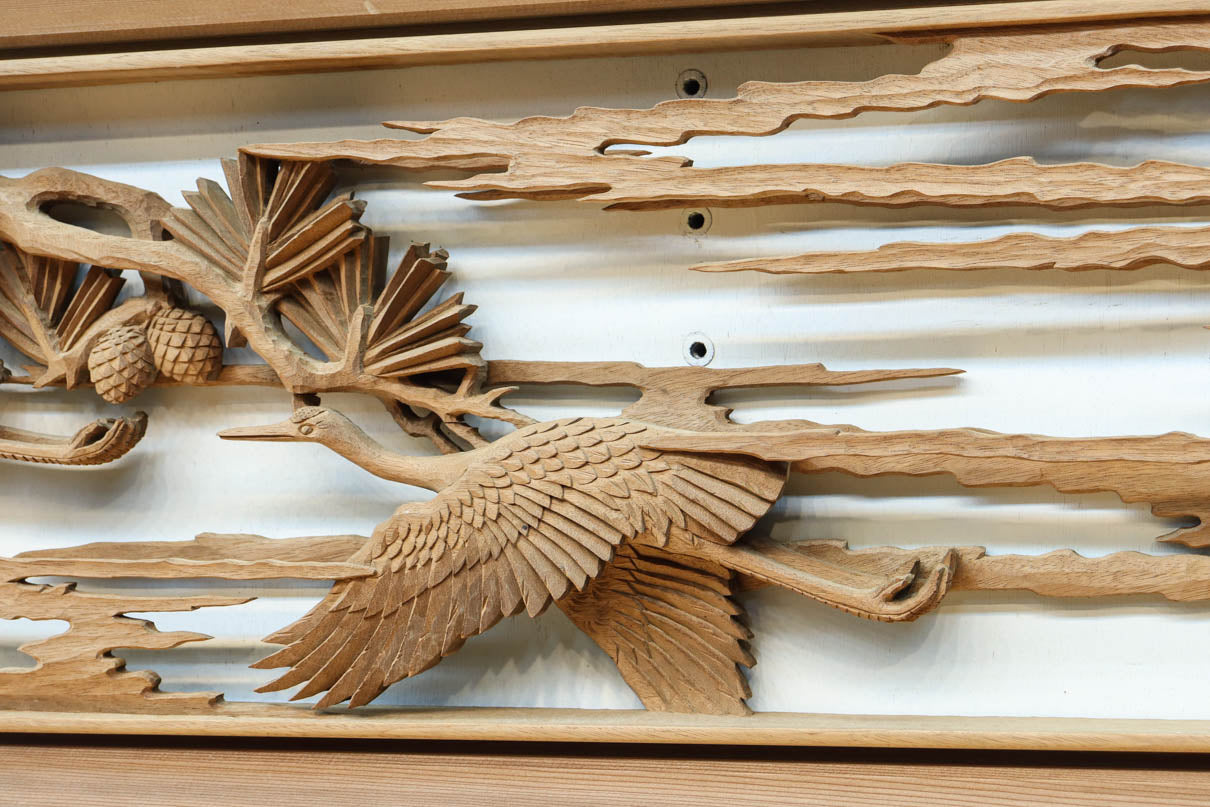 優雅に飛翔する鶴と貫禄ある松を描いた彫刻欄間 EZ2729ab 在庫2枚一組