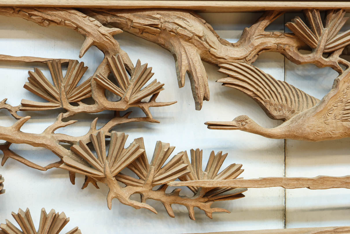 優雅に飛翔する鶴と貫禄ある松を描いた彫刻欄間 EZ2729ab 在庫2枚一組