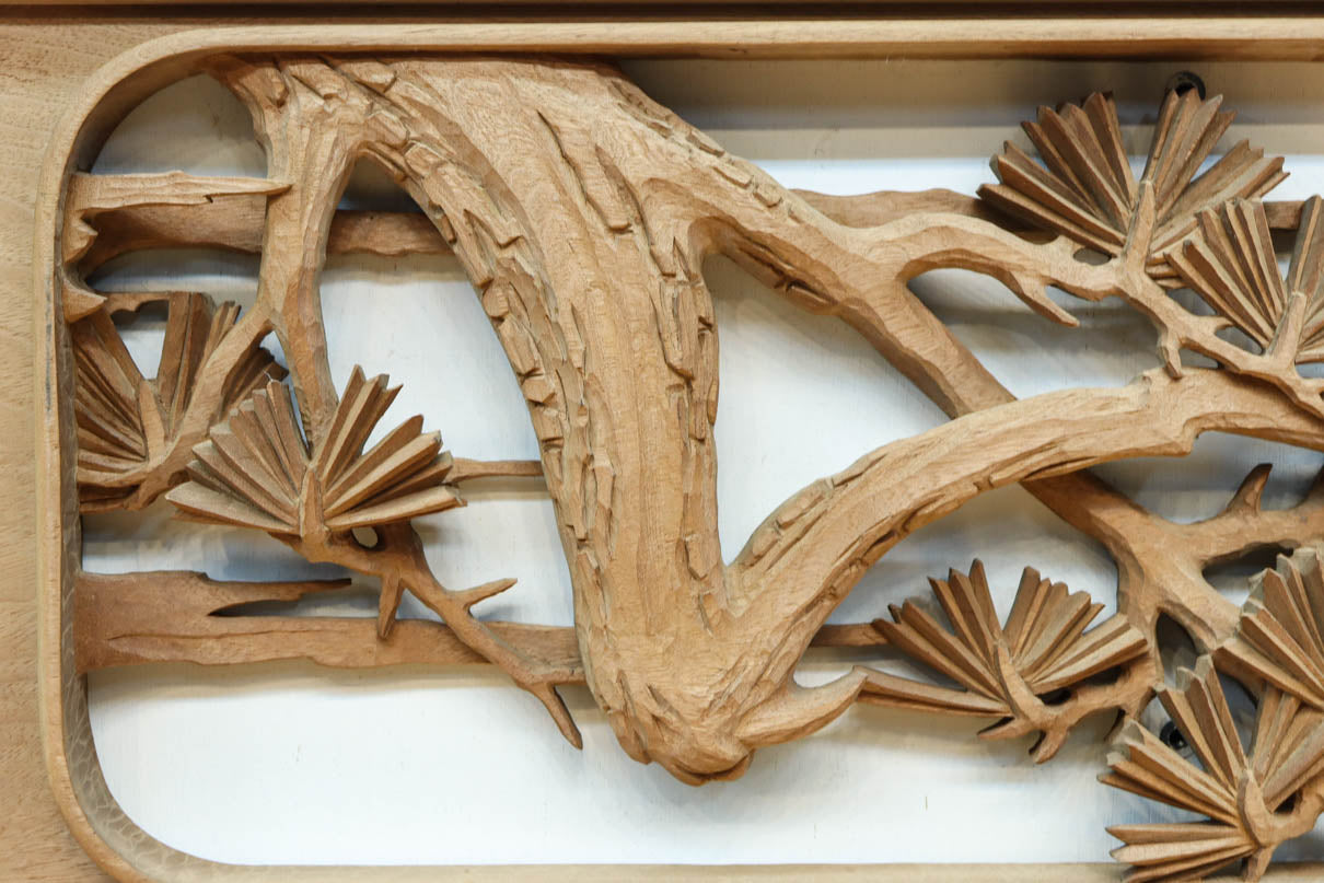 優雅に飛翔する鶴と貫禄ある松を描いた彫刻欄間 EZ2729ab 在庫2枚一組