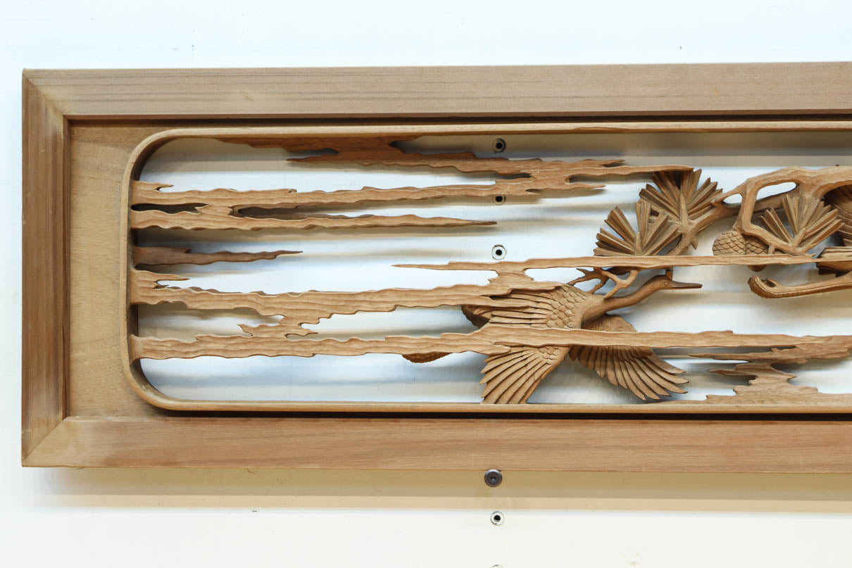 優雅に飛翔する鶴と貫禄ある松を描いた彫刻欄間 EZ2729ab 在庫2枚一組