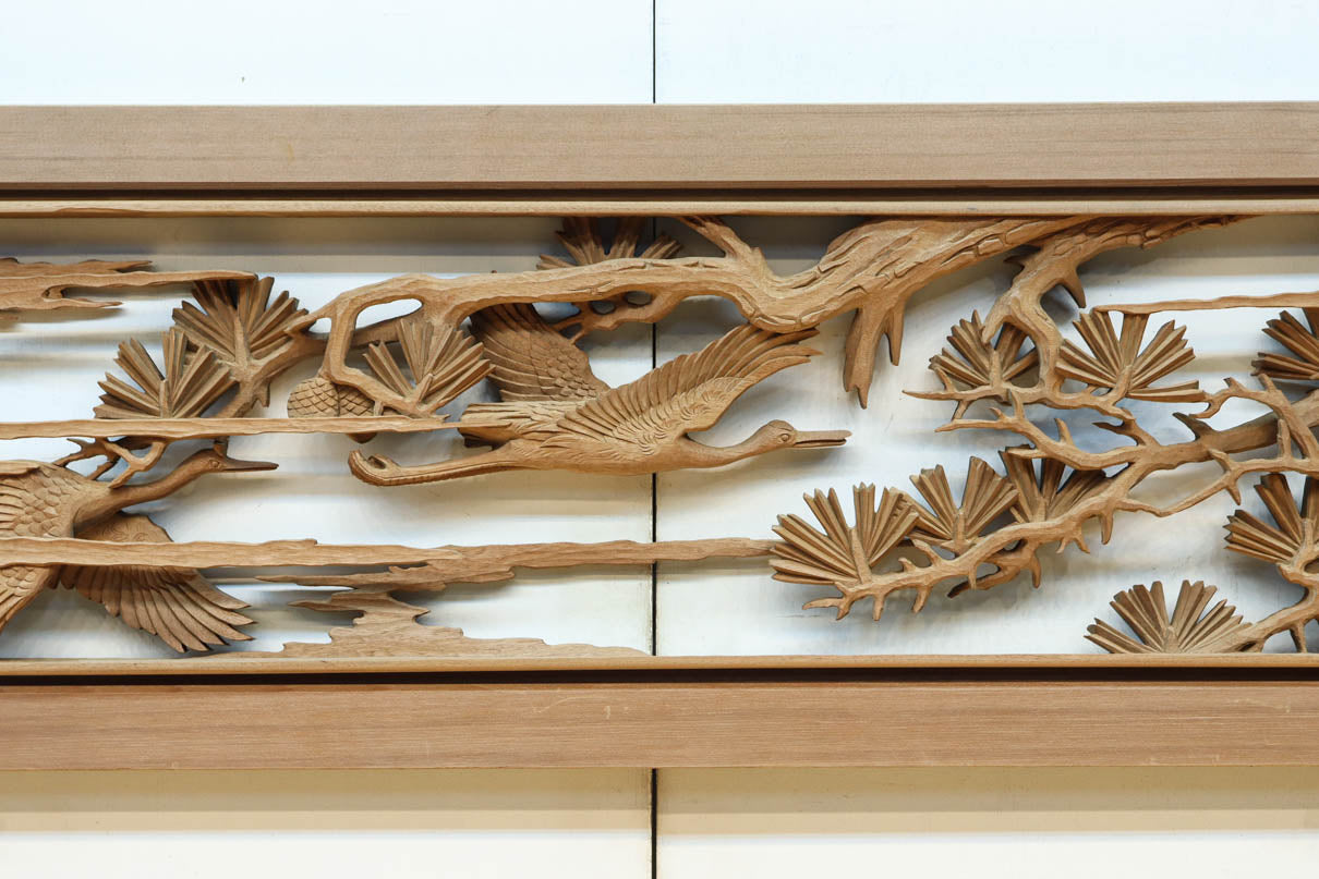 優雅に飛翔する鶴と貫禄ある松を描いた彫刻欄間 EZ2729ab 在庫2枚一組