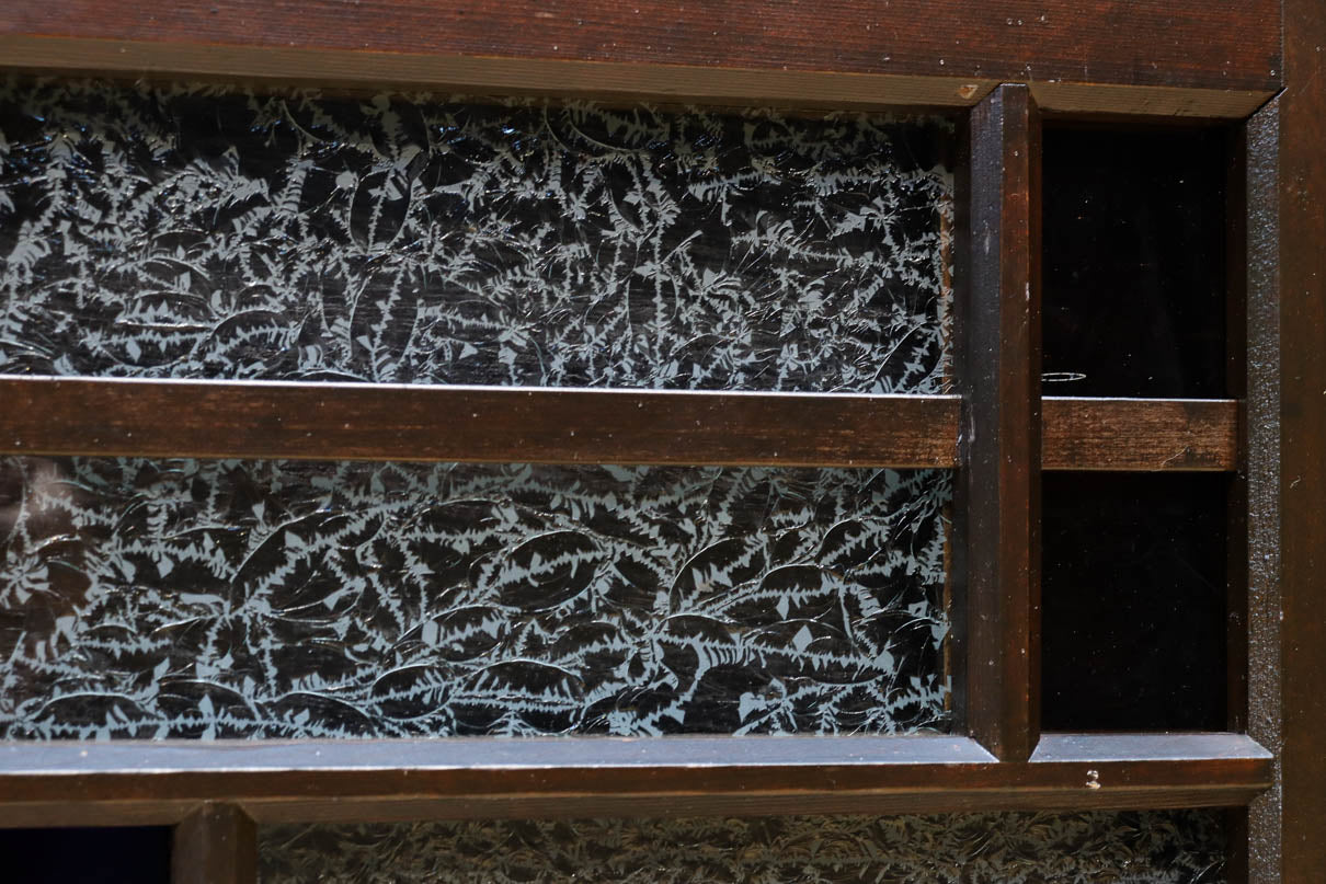 色ガラスがアクセントになるモダンデザインが素敵なガラス入り小型欄間　EZ2748ab　在庫(a:1 b:1)枚